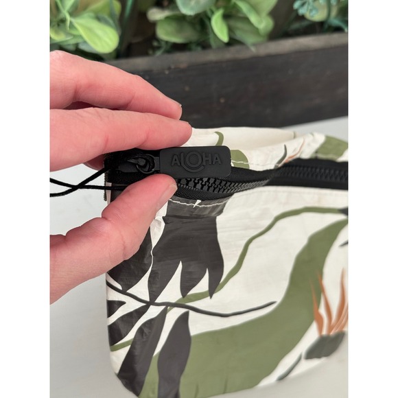 Aloha Collection Tropical Leaf Print Fanny Pack Belt Bag Waterproof Travel - Picture 2 of 5